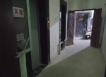 男子被小区电梯口硬隔离绊成重伤