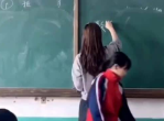 黑板突然脱落 两位学生挺身护住老师